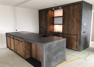 Oud eiken keuken met beton stuc