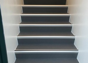 Troffelvloer op de trap | Unica-Vloeren - Unica Vloeren