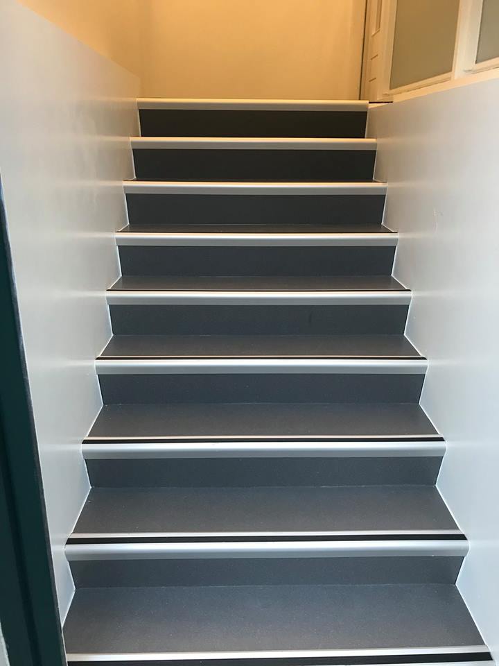 Troffelvloer op de trap | Unica-Vloeren