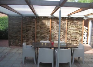 Gevlochten wilgentenen terrasscherm | Wilhout - Wilhout wilgentenen schuttingen