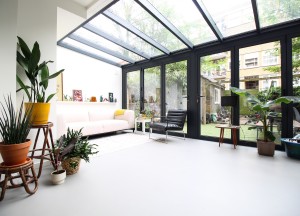 Lichtgrijze PU gietvloer in moderne serre - Motion Gietvloeren