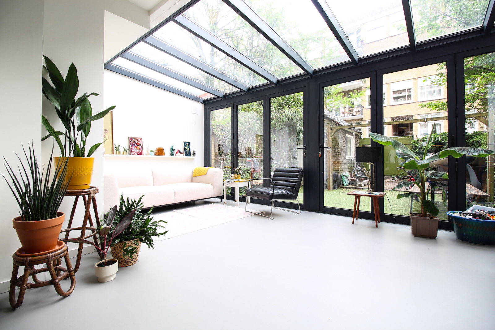 Lichtgrijze PU gietvloer in moderne serre