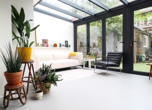 Lichtgrijze PU gietvloer in moderne serre