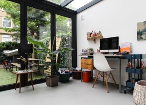 Lichtgrijze PU gietvloer in moderne serre