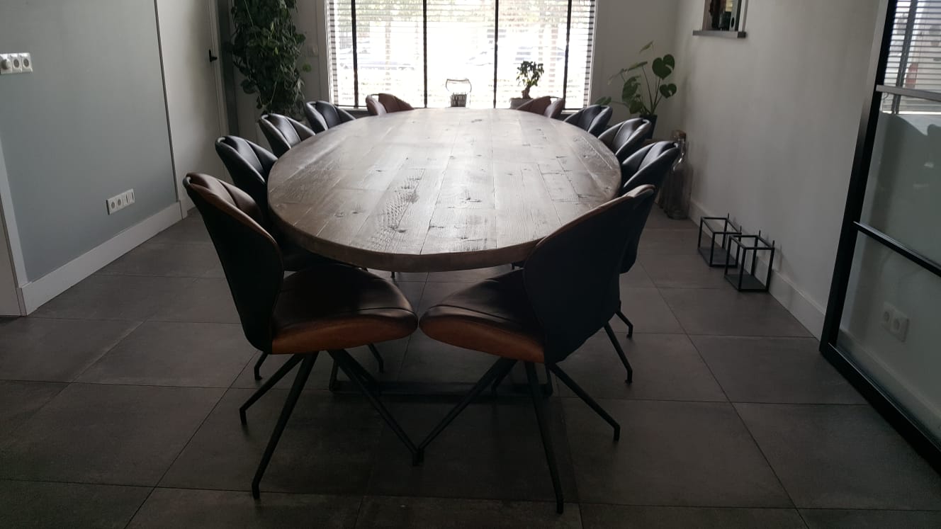 Ovale tafel van oud gebintenhout