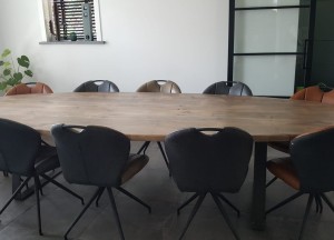 Ovale tafel van oud gebintenhout