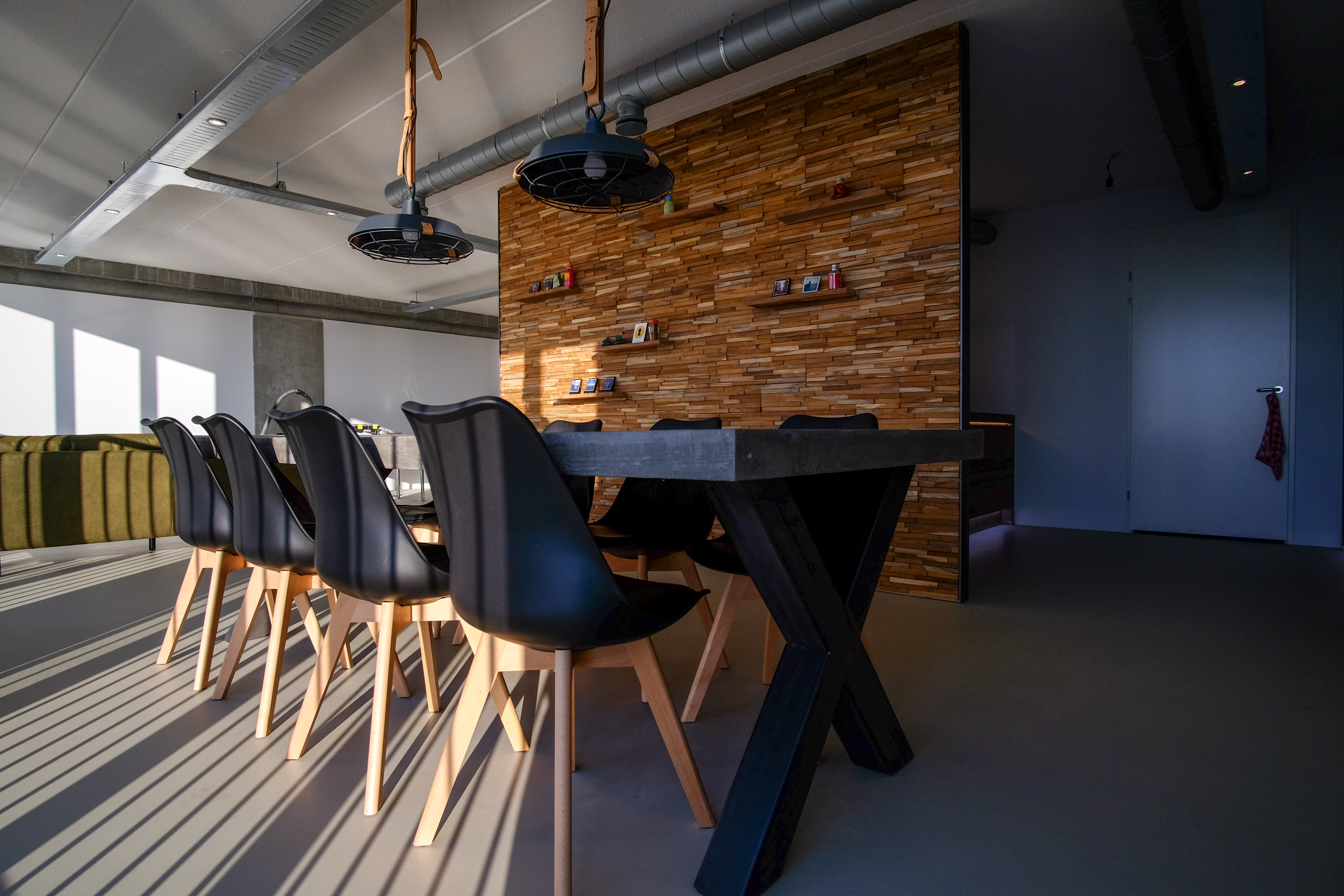 Betonnen eetkamertafel