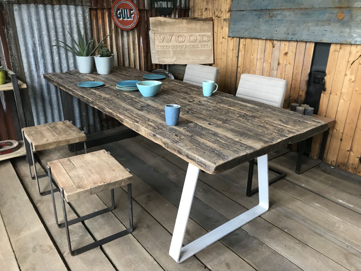 Robuuste wagonhouten tafel