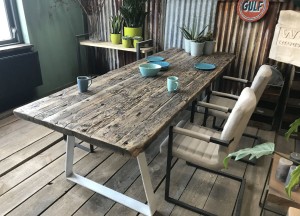 Robuuste wagonhouten tafel