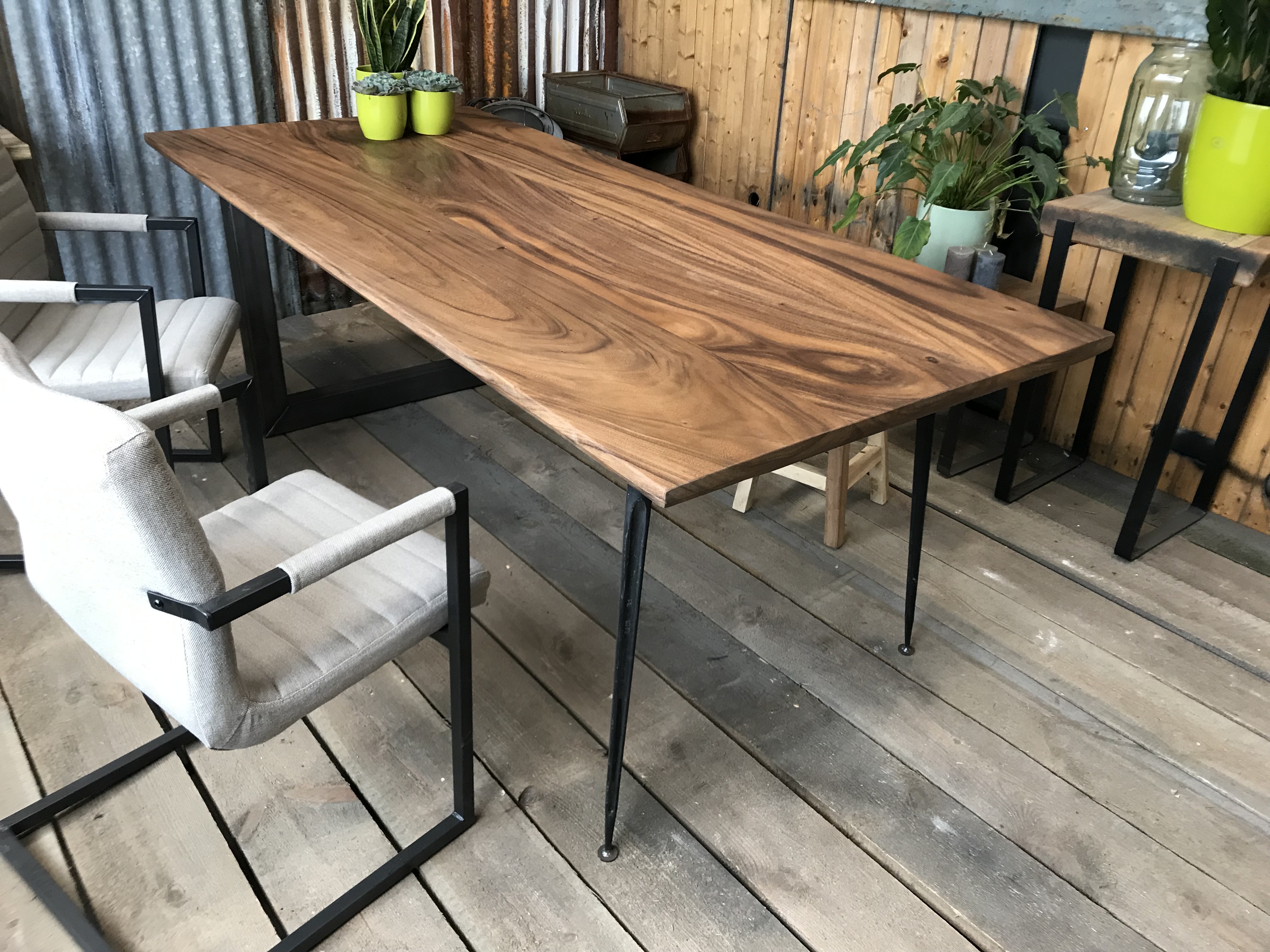 Industriële rechthoekige teak tafel