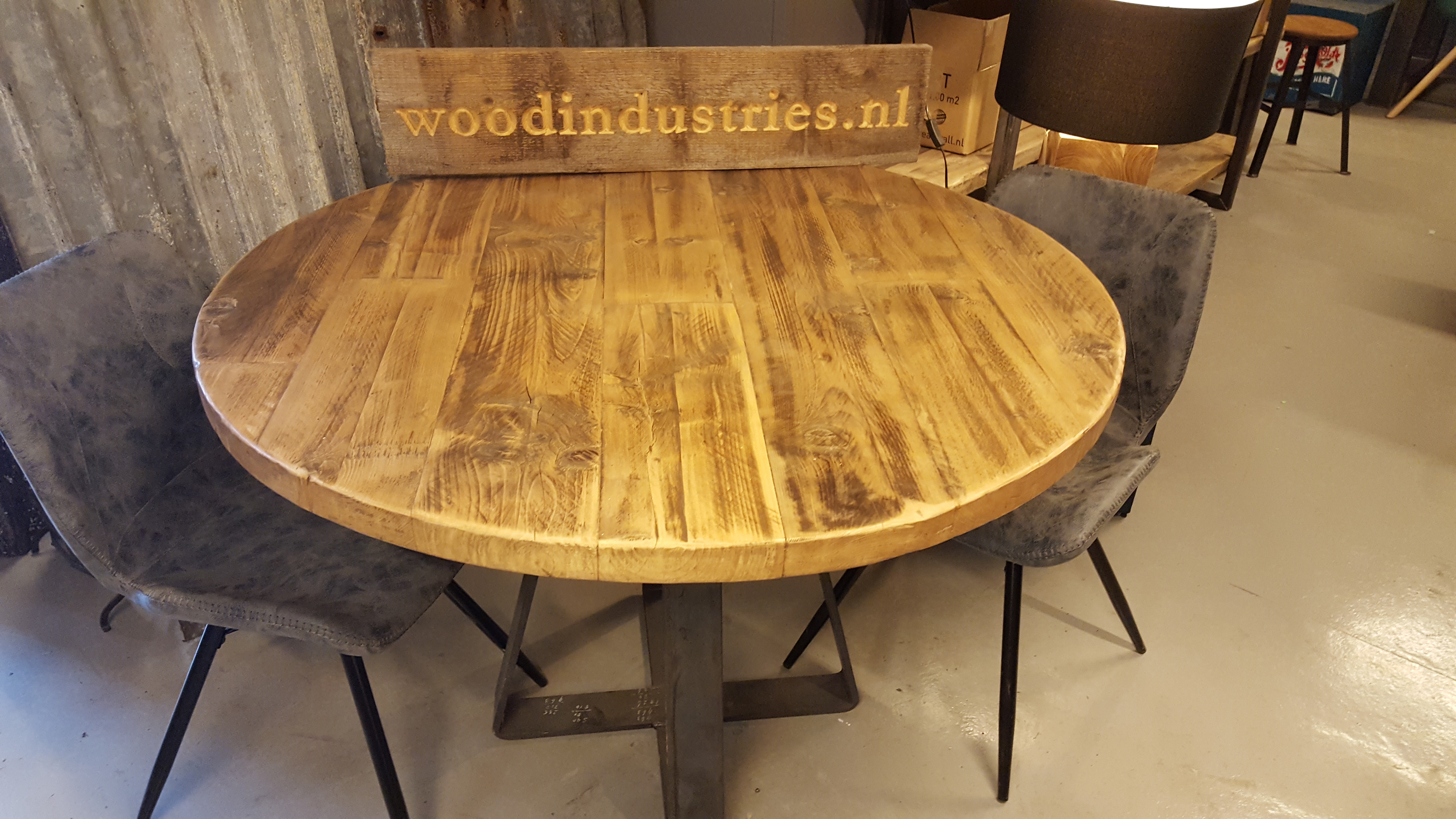 Stoere ronde eetkamertafel