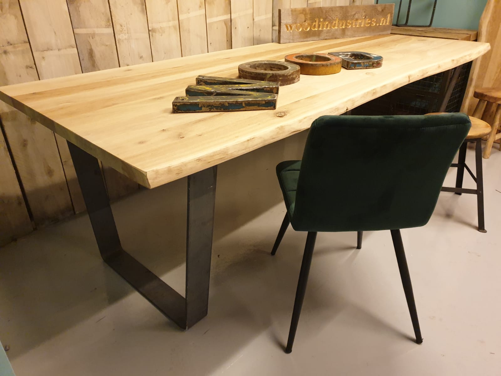 Eiken boomstamtafel voor de keuken