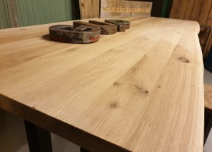 Eiken boomstamtafel voor de keuken