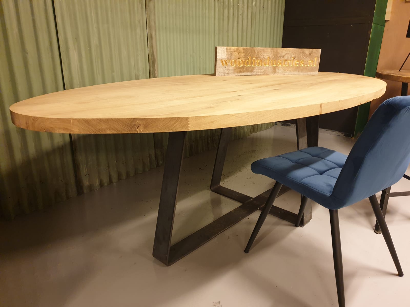 Ovale eiken tafel