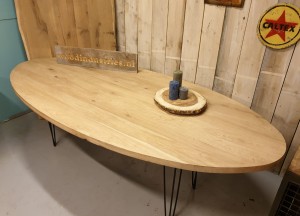 Ovale eiken tafel