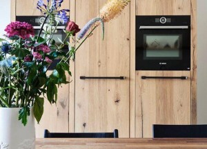 Stalen keuken met eiken kastenwand | RestyleXL 