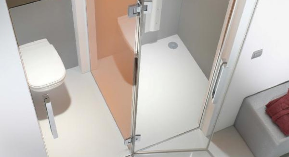 Zwaaideur van Hüppe voor douche of entree badkamer