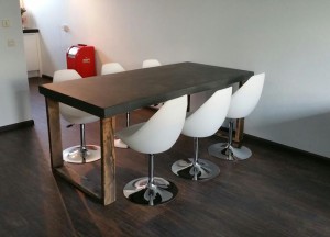 Betonnen tafel met houten U-poot | Woodindustries