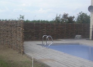 Natuurlijke zwembadomheining | Wilhout - Wilhout wilgentenen schuttingen