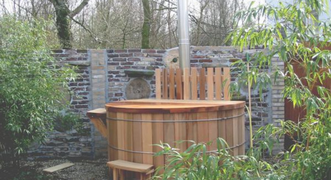 Wellness in de tuin met een houten hottub