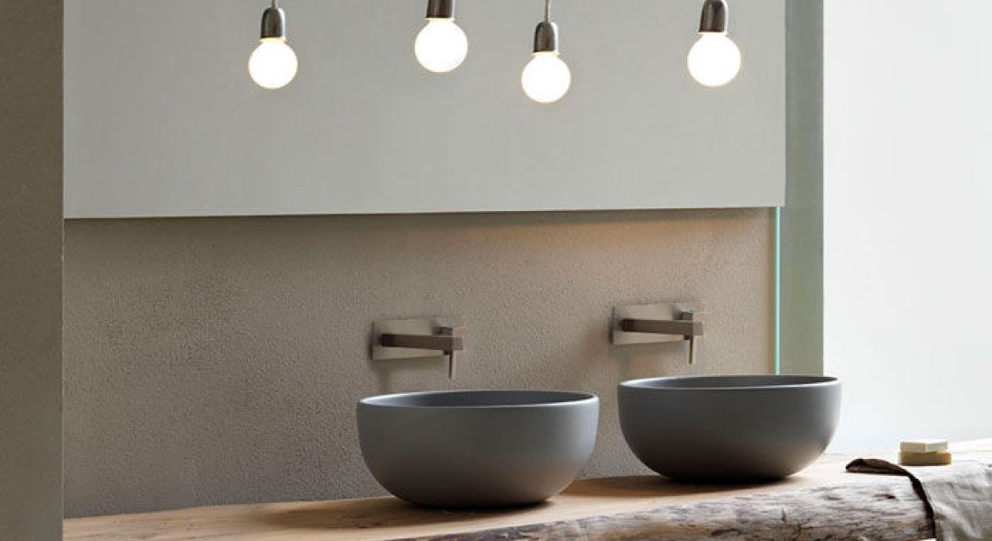 Stijlvol! Een houten wastafelblad met waskom