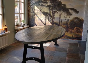 Oud gebinte tafel met 1921 poot | Woodindustries - Woodindustries