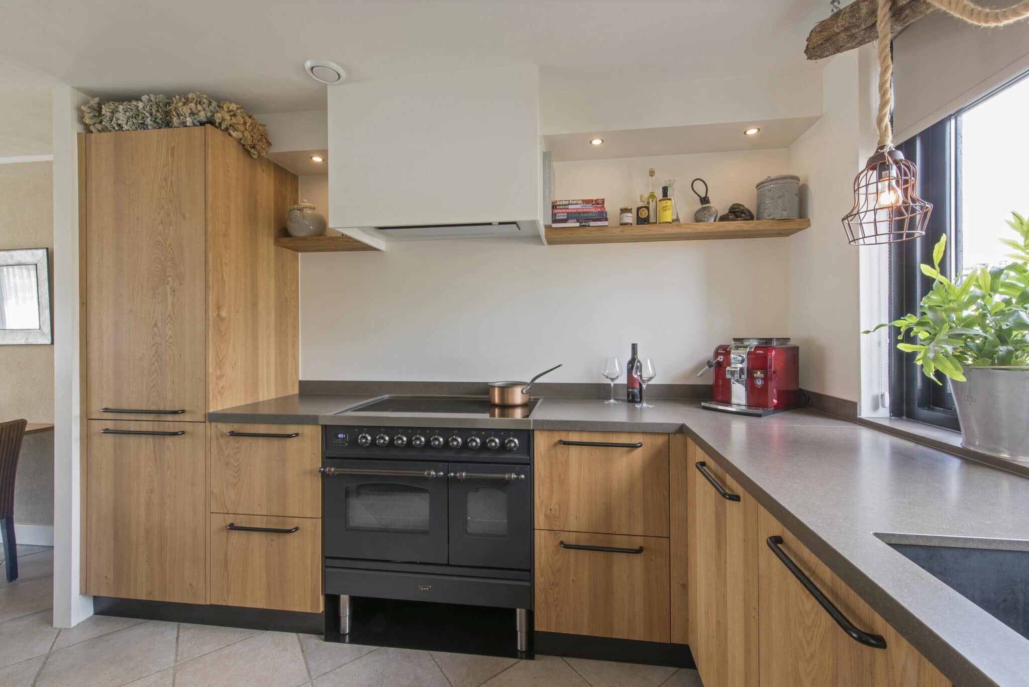 Handgemaakte keuken met ILVE Nostalgie inductie fornuis mat zwart