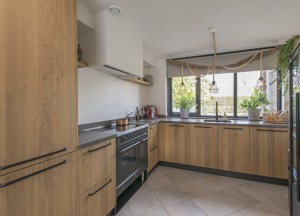 Handgemaakte keuken met ILVE Nostalgie inductie fornuis mat zwart