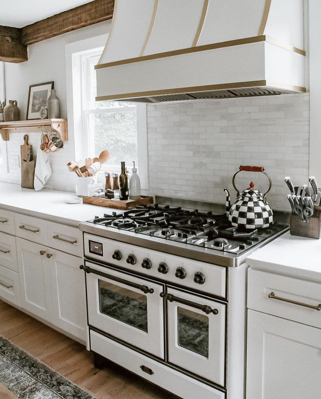 ILVE Majestic 100 cm - wit met brons in een klassiek keuken