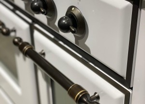 ILVE Majestic 100 cm - wit met brons in een klassiek keuken