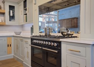 Keuken met messing details en ILVE Professional Plus (mat zwart) als middelpunt - ILVE