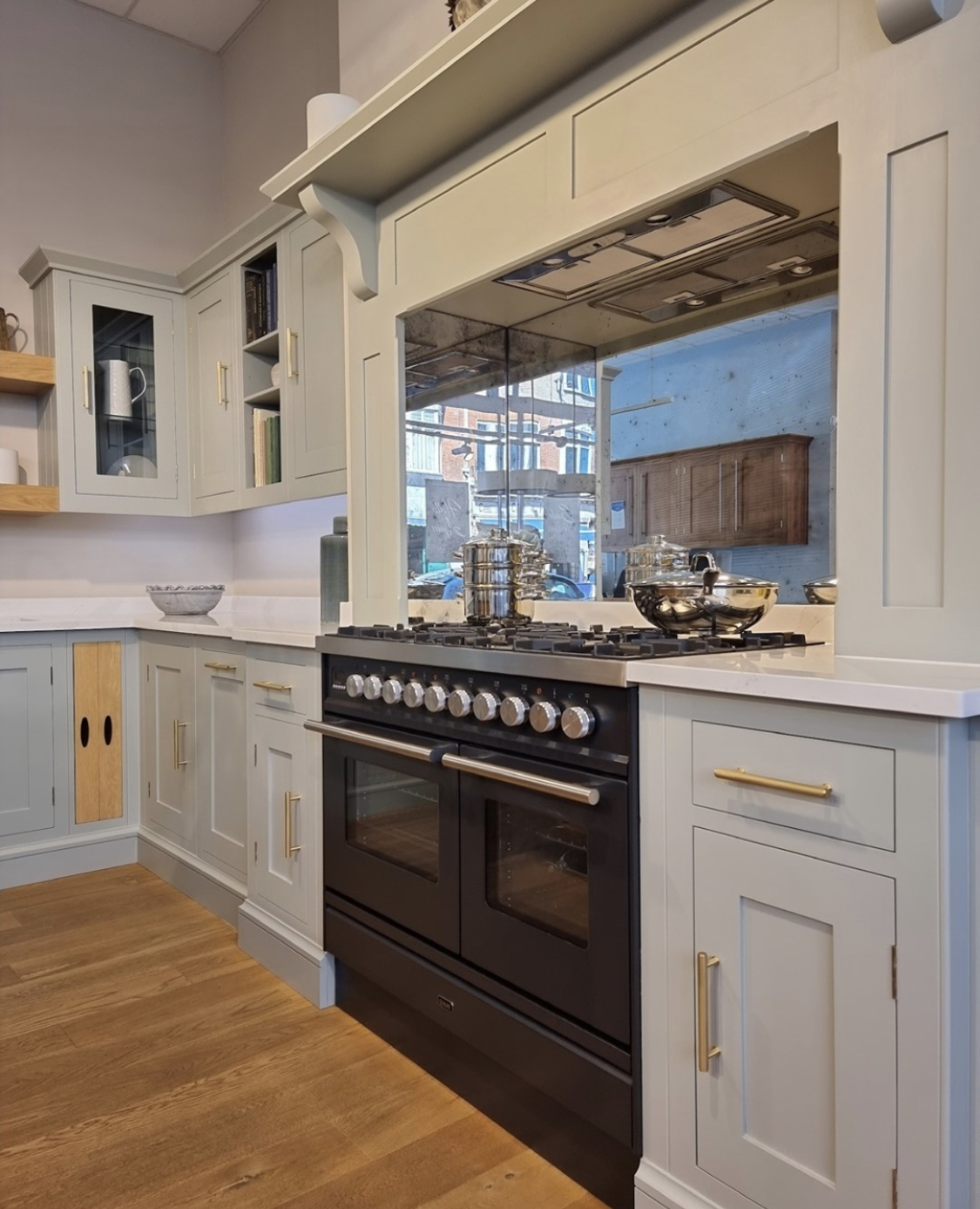 Keuken met messing details en ILVE Professional Plus (mat zwart) als middelpunt