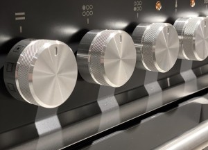 Keuken met messing details en ILVE Professional Plus (mat zwart) als middelpunt