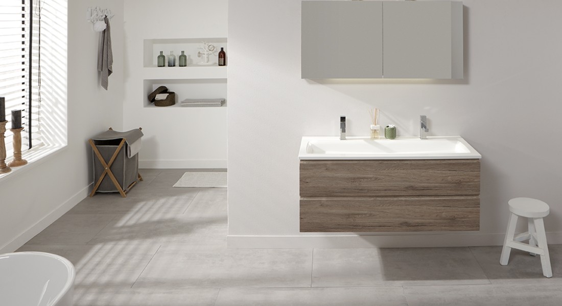 Badkamermeubels met warme houtkleur van Thebalux