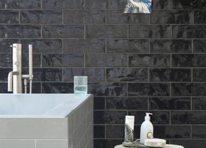 Mediterranea Black Calpe glans I vtwonen tegels by Douglas &amp; Jones - vtwonen tegels by Douglas &amp; Jones