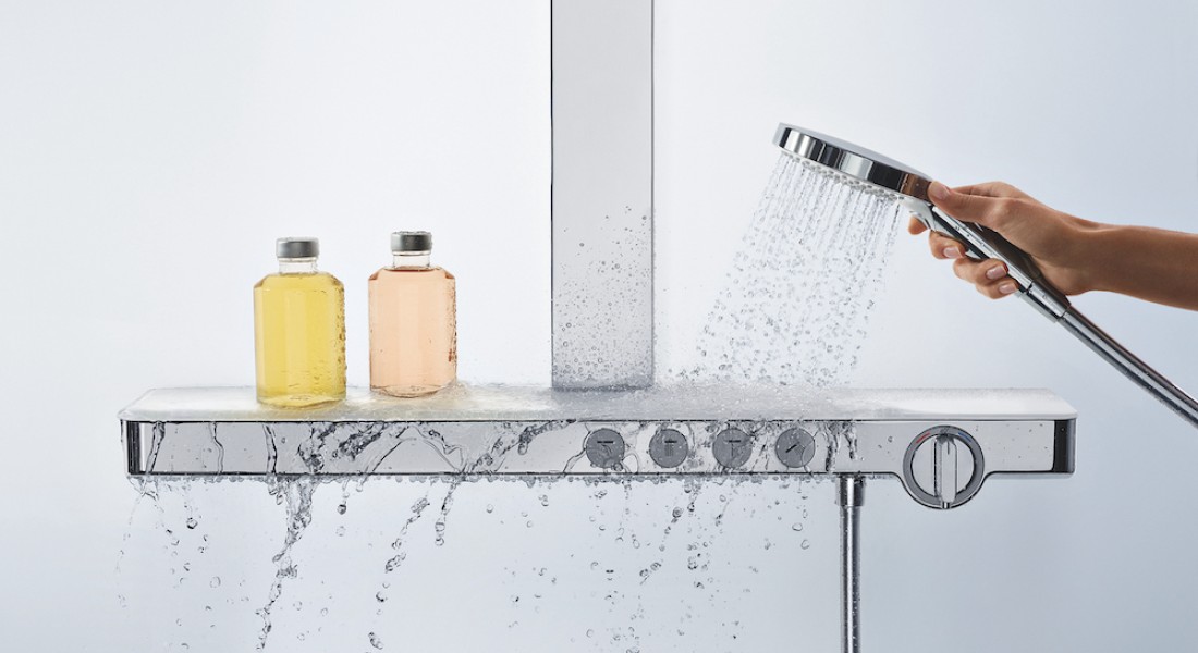 Mooi! Hansgrohe douchebediening met strak planchet