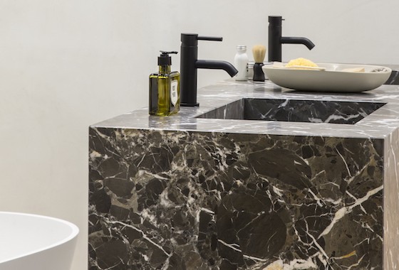 Zwart in de badkamer met de JEE-O slimline series - JEE-O