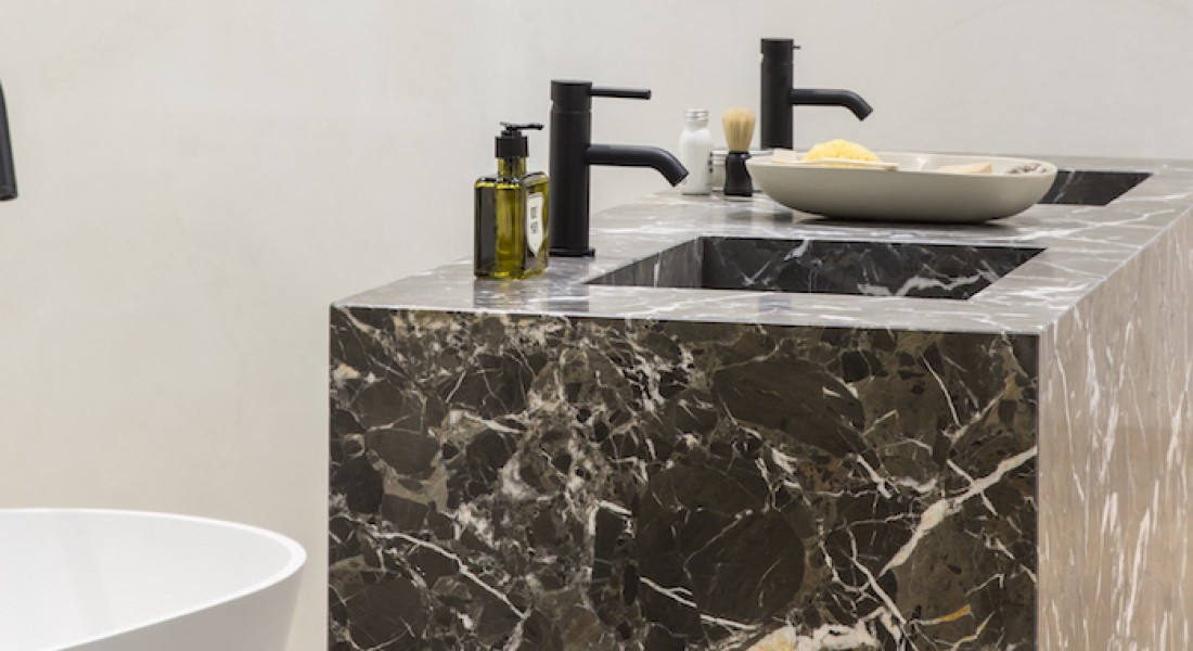 Zwart in de badkamer met de JEE-O slimline series