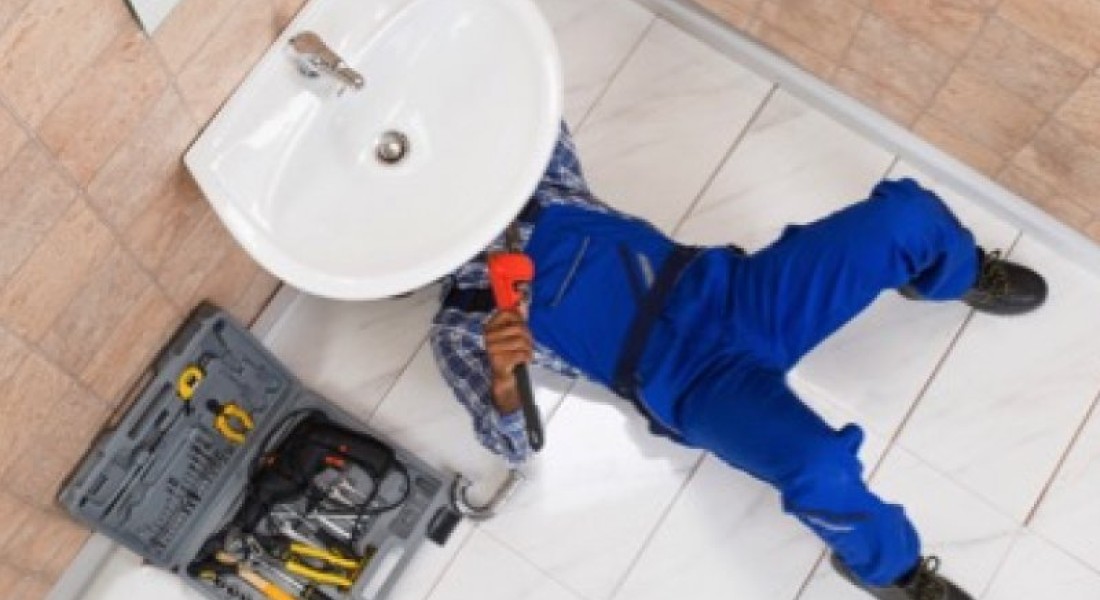 Lekkage badkamer: wat dekt de verzekering?