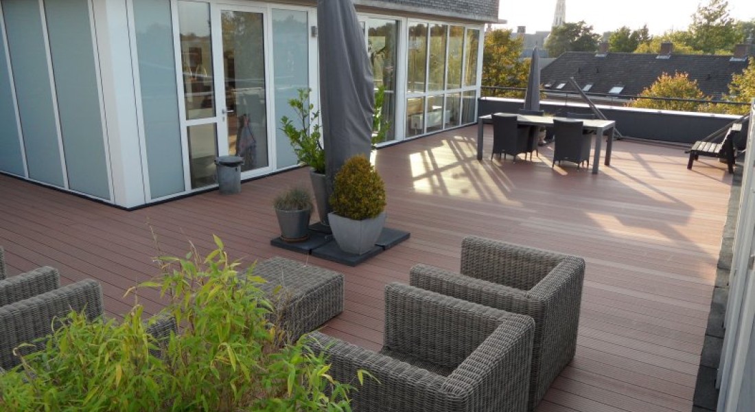 Composiethout voor een onderhoudsvrije schutting, steiger of terras