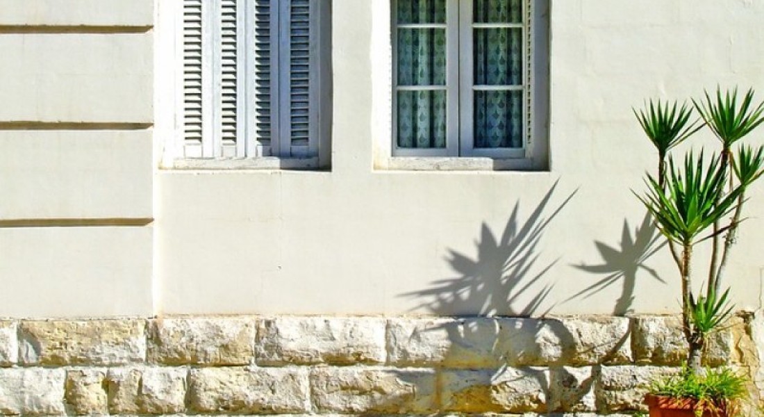 Geniet van je tuin met stijlvolle tuinmeubelen en prachtige raamdecoratie
