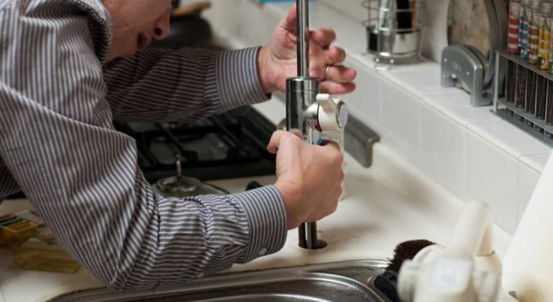 Kraanlekkage laten verhelpen door een loodgieter 