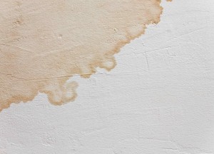 Waterschade zorgt voor lelijke plekken op muren en plafonds - 