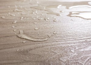 Schade aan de vloer door lekkage: dekt de verzekering alles? - 