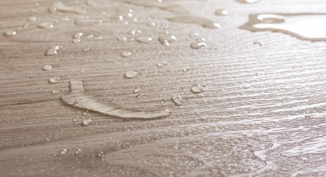 Schade aan de vloer door lekkage: dekt de verzekering alles?