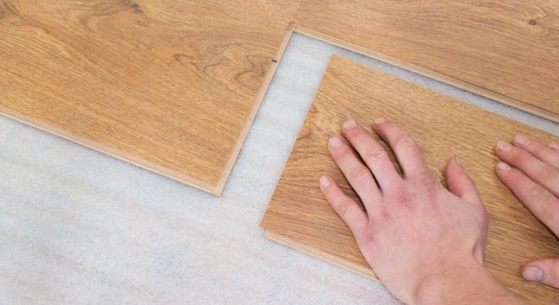 Een nieuwe vloer aanleggen is meestal prijzig: hoe kun je dit financieren?