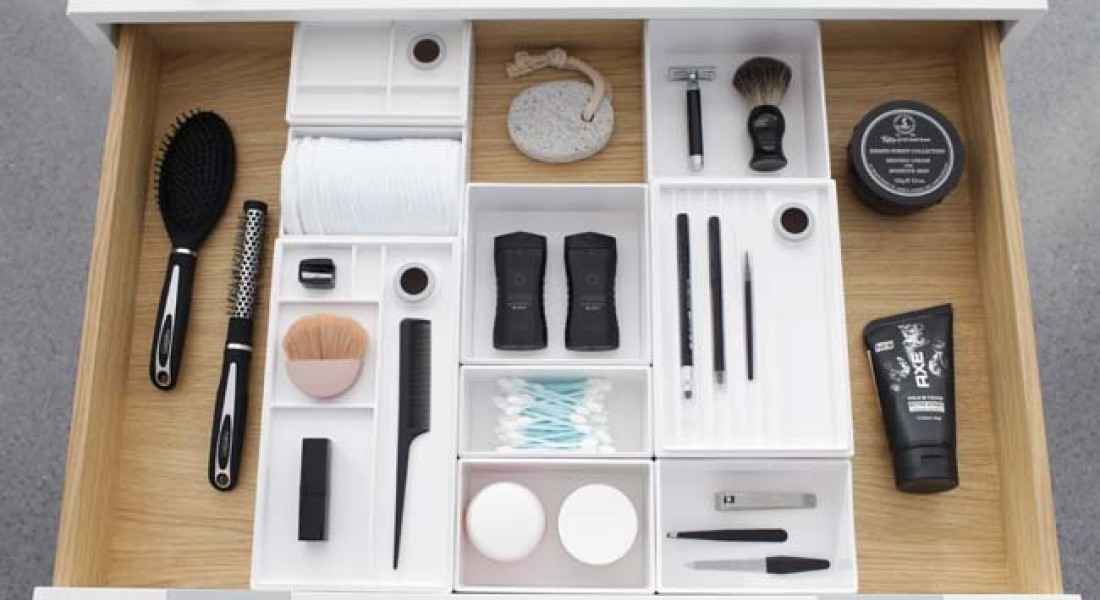 Organiseer de badkamer met handige lade-indelingen