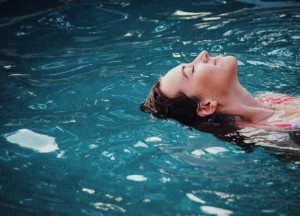 Inspannen en ontspannen in een zwemspa - 