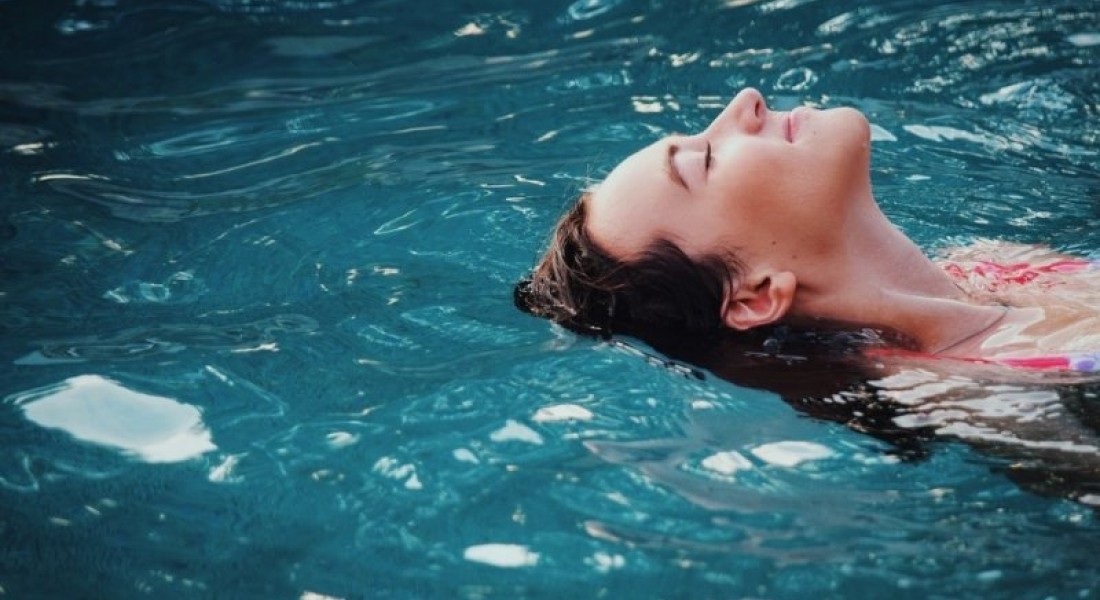 Inspannen en ontspannen in een zwemspa