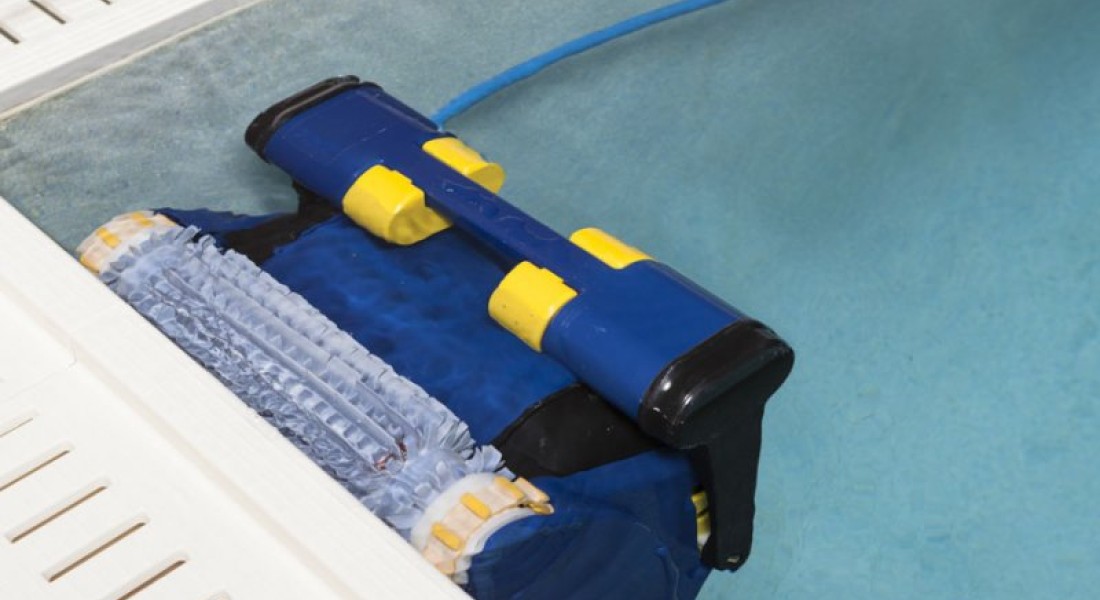 Laat je zwembad schoonmaken door een robot